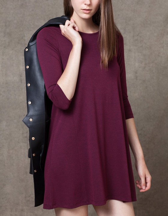 Stradivarius. Vestido evasé granate.