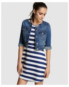 look marinero vestido rayas y cazadora vaquera